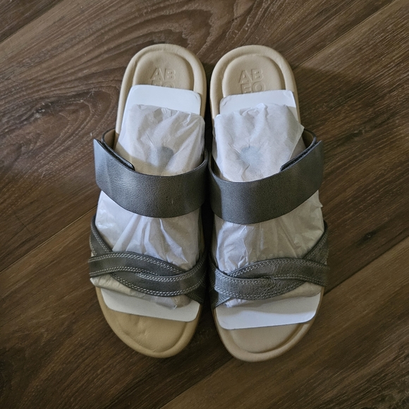 ABEO New in Box Pewter Sandals - Picture 2 of 5